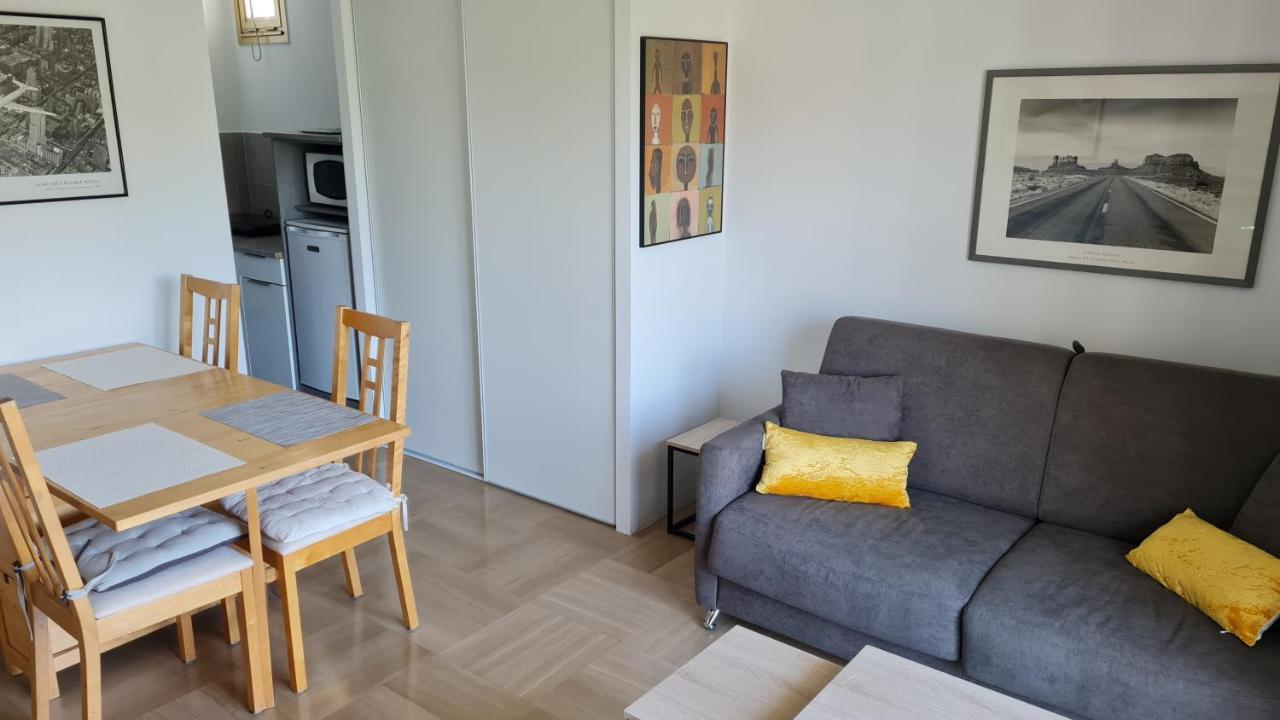 2P entièrement climatisé I Bien insonorisé I Wifi I A 300 m de la mer I Restaurants commerces et transports à 5mn à pied I Idéal 2 personnes I Possibilité 4 avec canapé lit de qualité I Très belle Douche Cagnes-sur-Mer Exterior foto